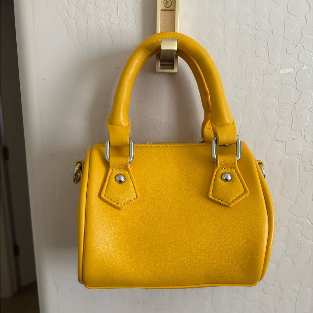 Excellent condition Forever 21 Yellow crossbody mini Handbag.